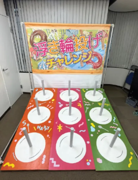 棒の立った的のボードと、看板